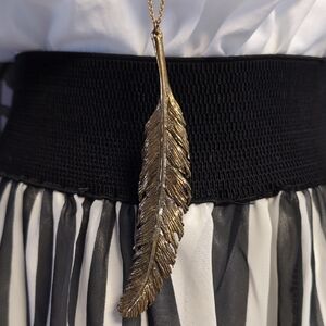 Elegant Gold Feather Pendant Necklace